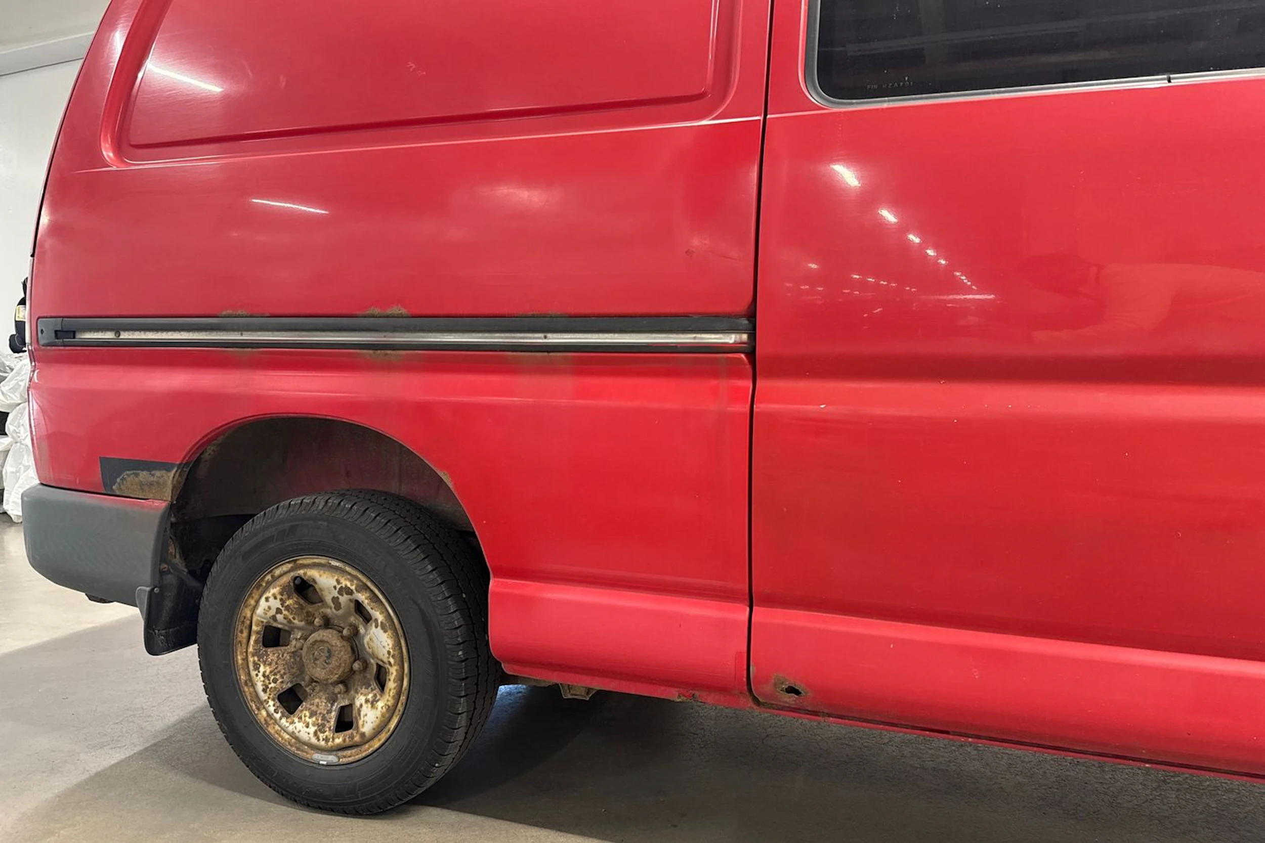 punainen Toyota Hiace 2002 kuva 15.