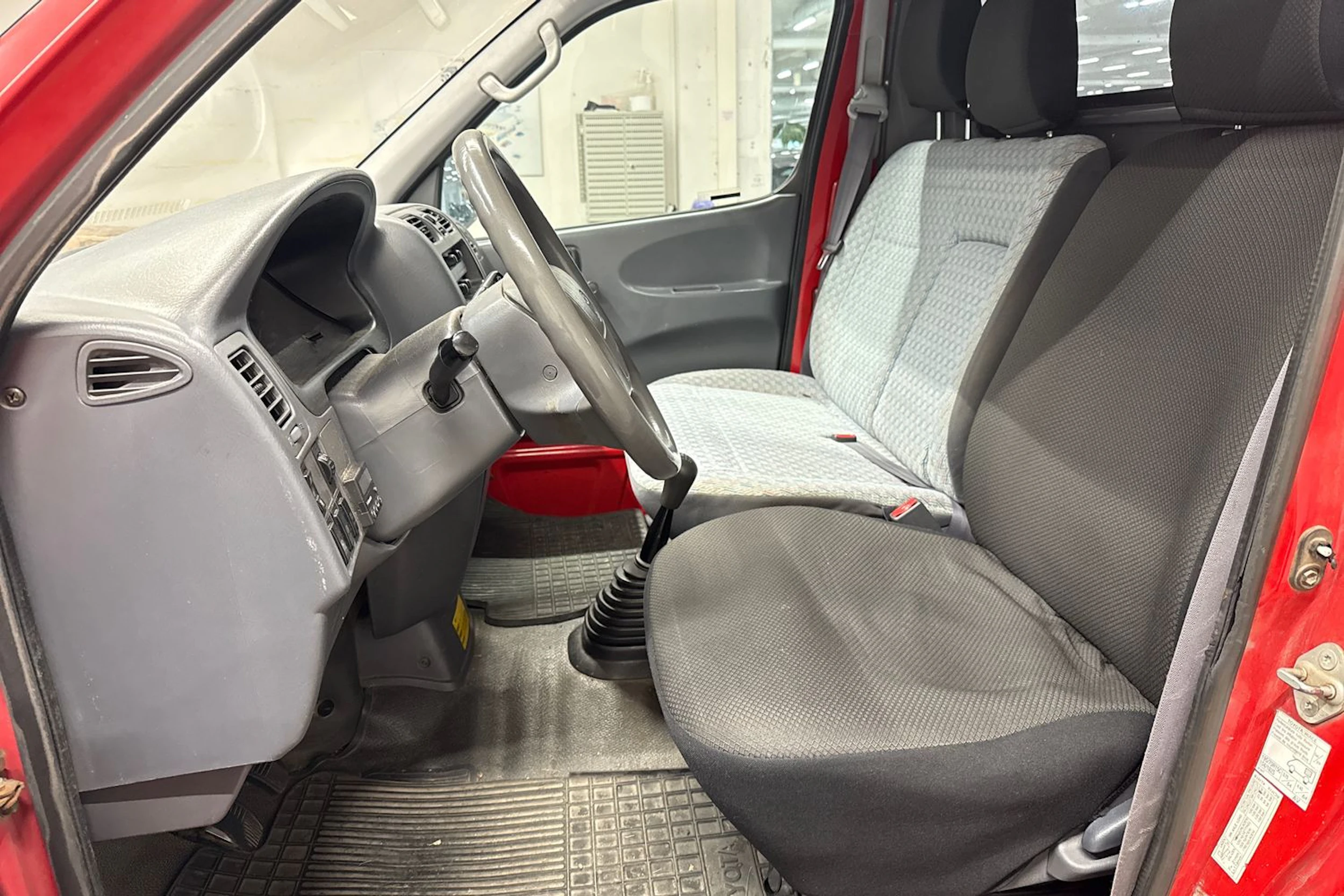punainen Toyota Hiace 2002 kuva 16.
