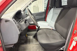 punainen Toyota Hiace 2002 kuva 16.