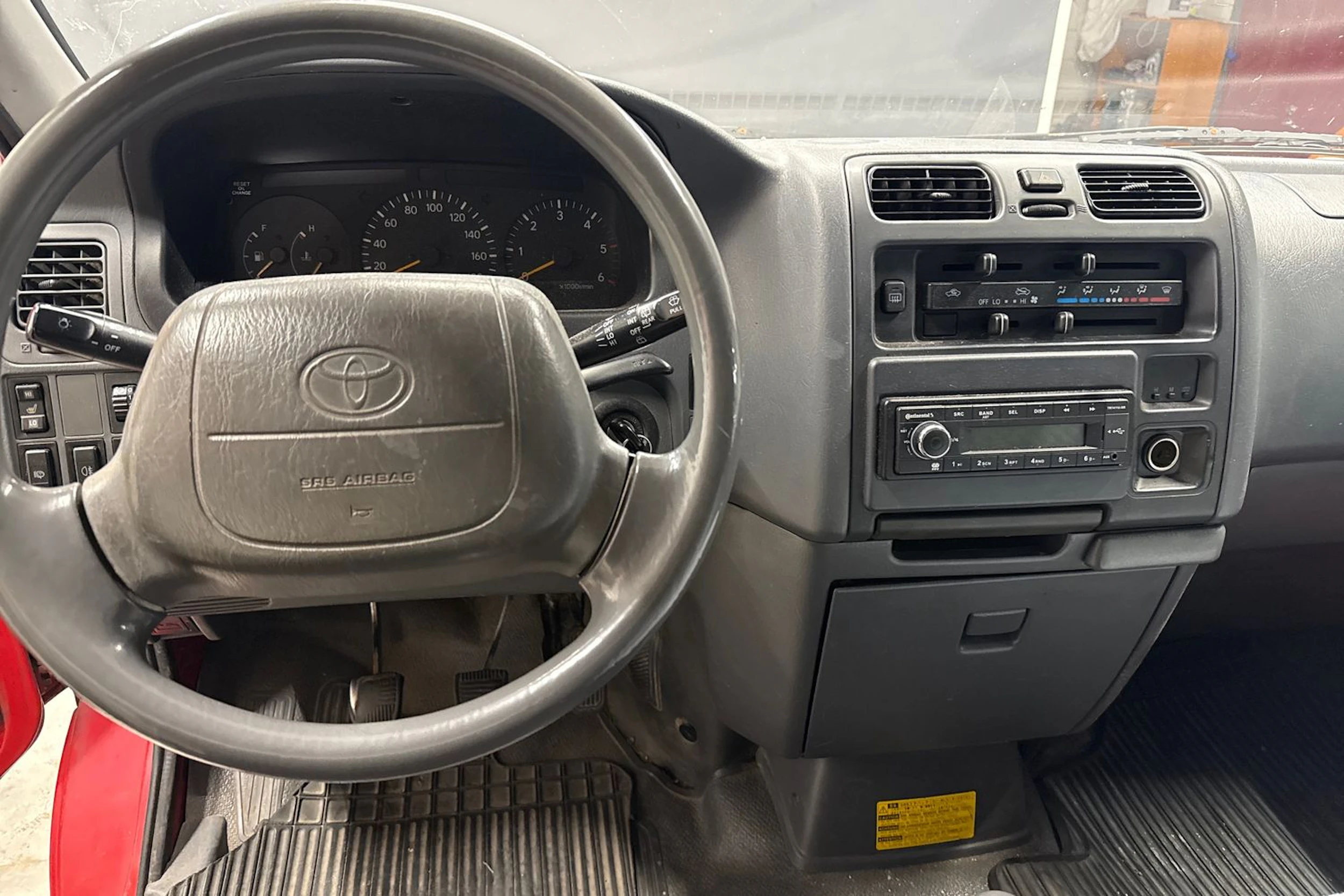 punainen Toyota Hiace 2002 kuva 17.