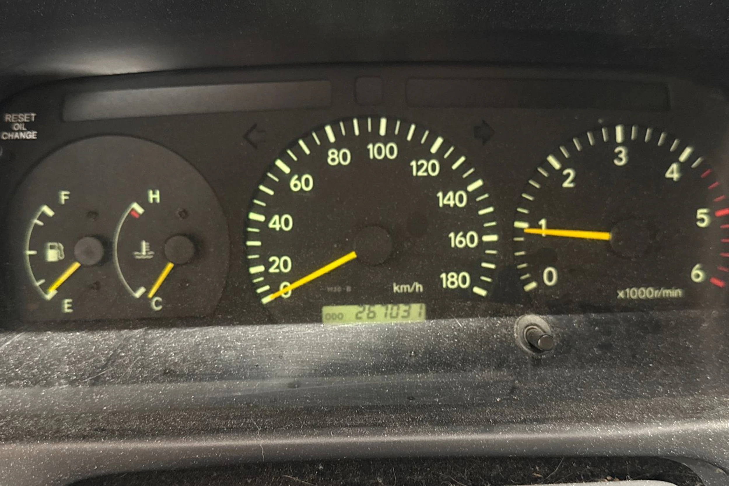 punainen Toyota Hiace 2002 kuva 18.