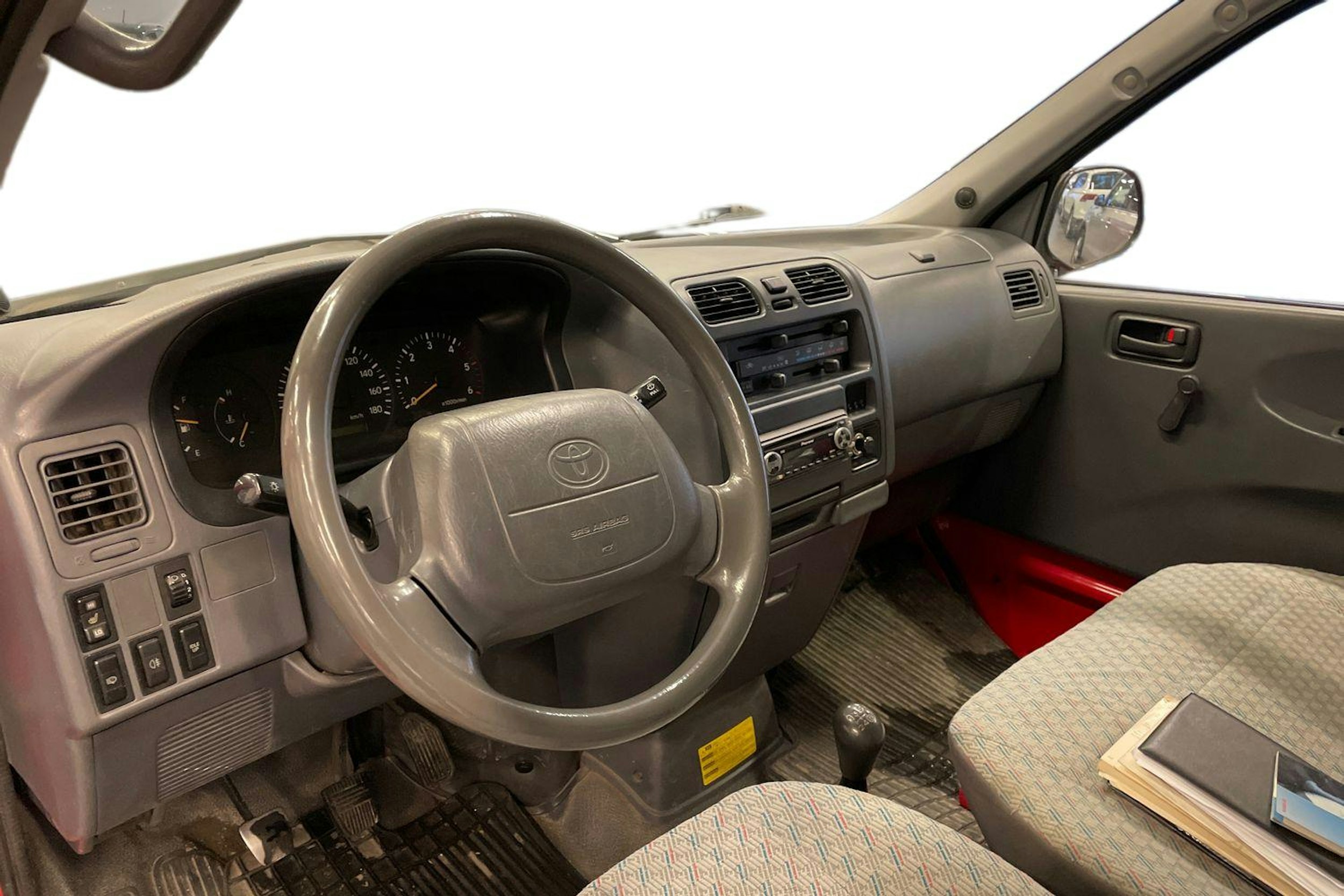 punainen Toyota Hiace 2002 kuva 3.