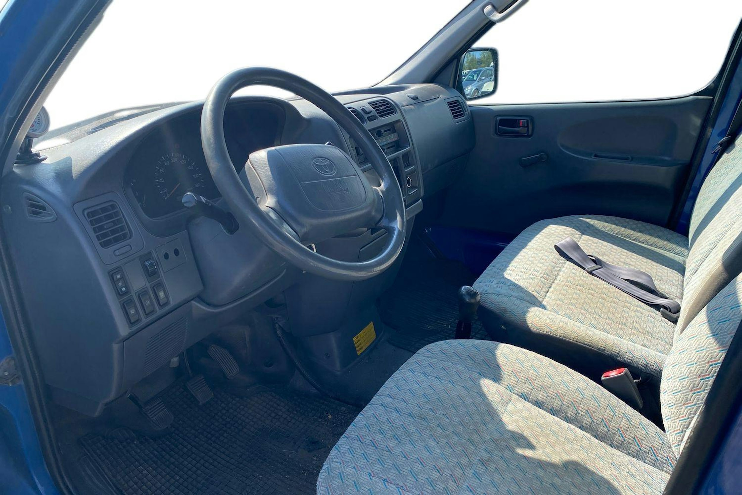 sininen Toyota Hiace 2003 kuva 3.