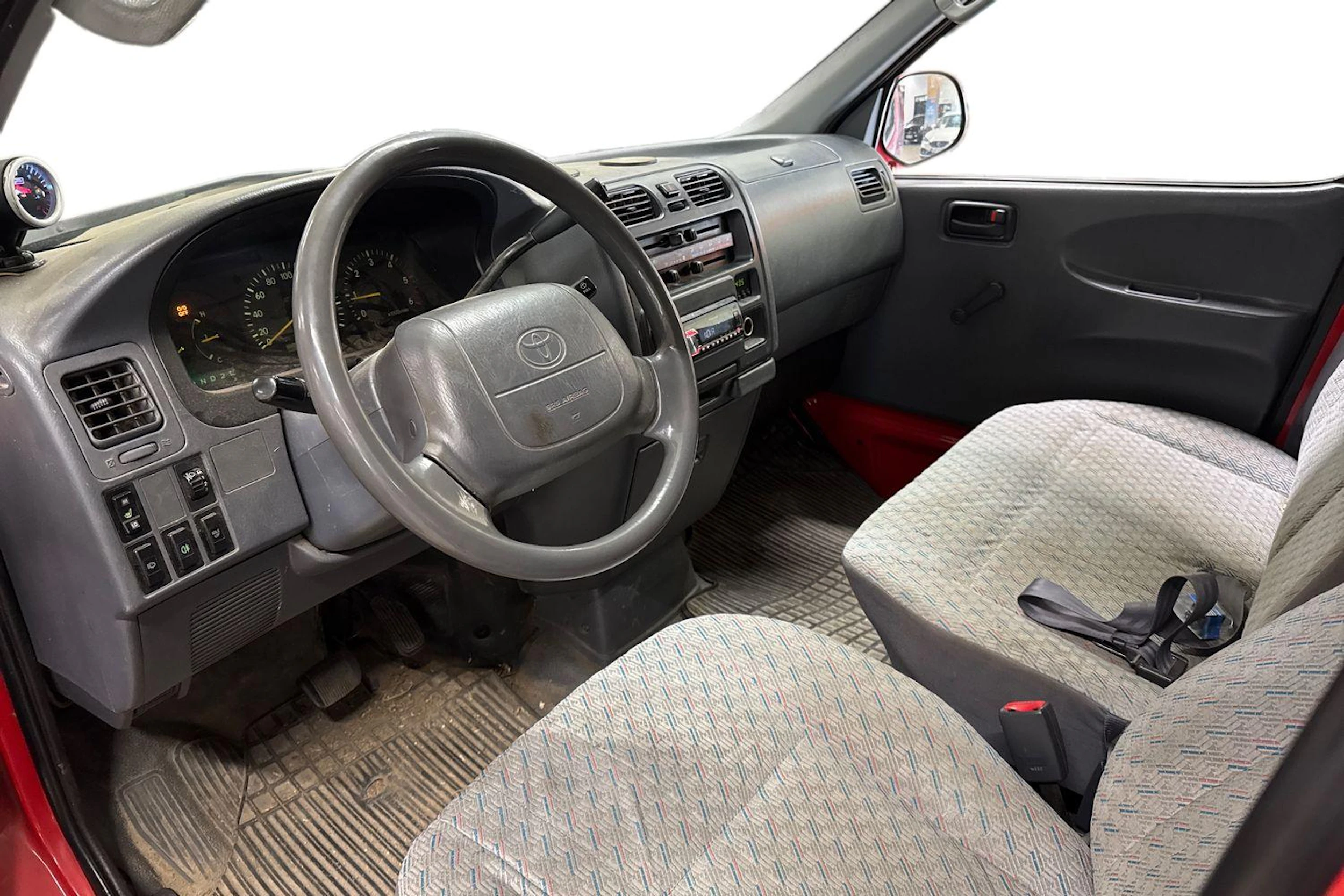 punainen Toyota Hiace 2003 kuva 3.