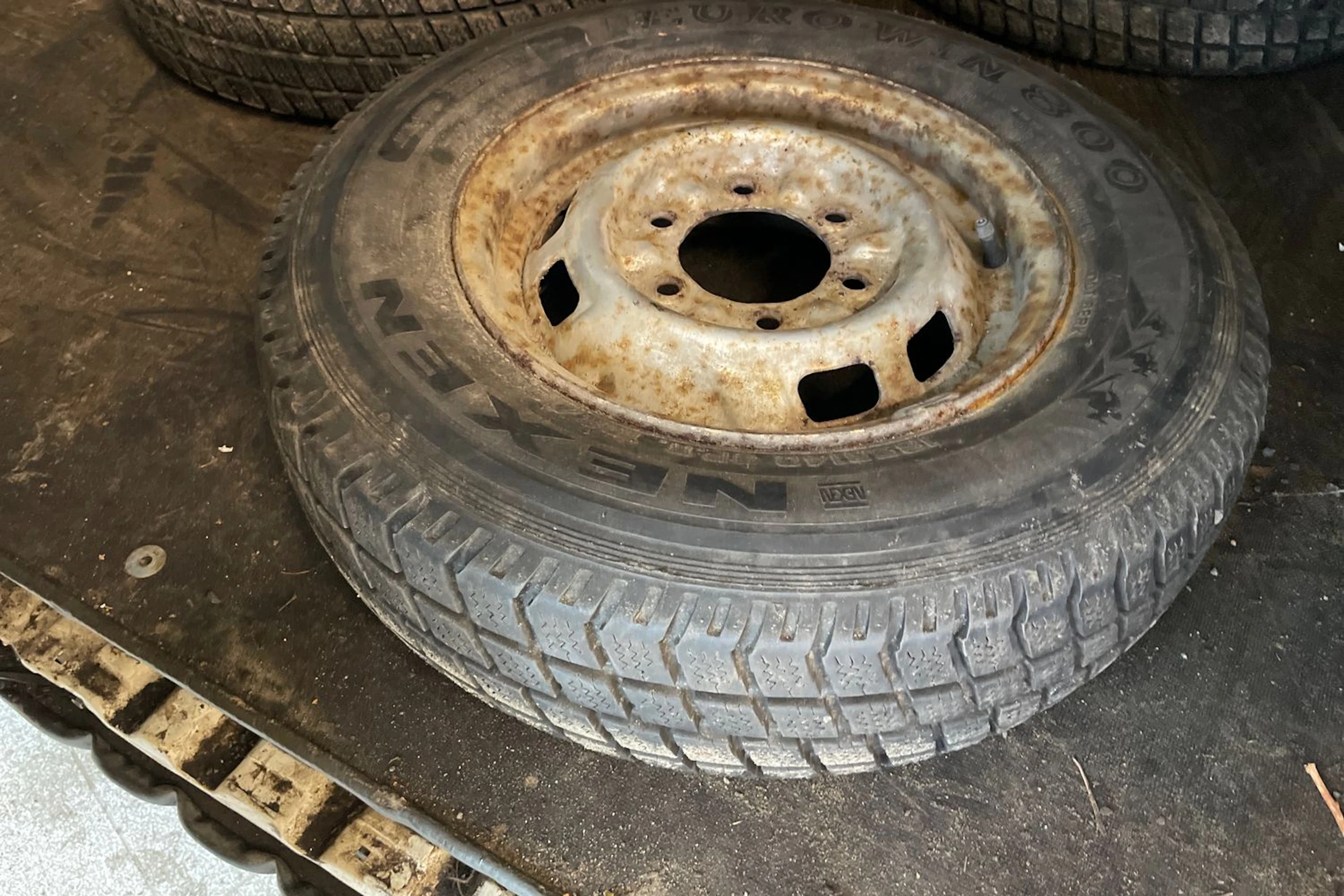 Valkoinen Toyota HIACE 2003 kuva 11.