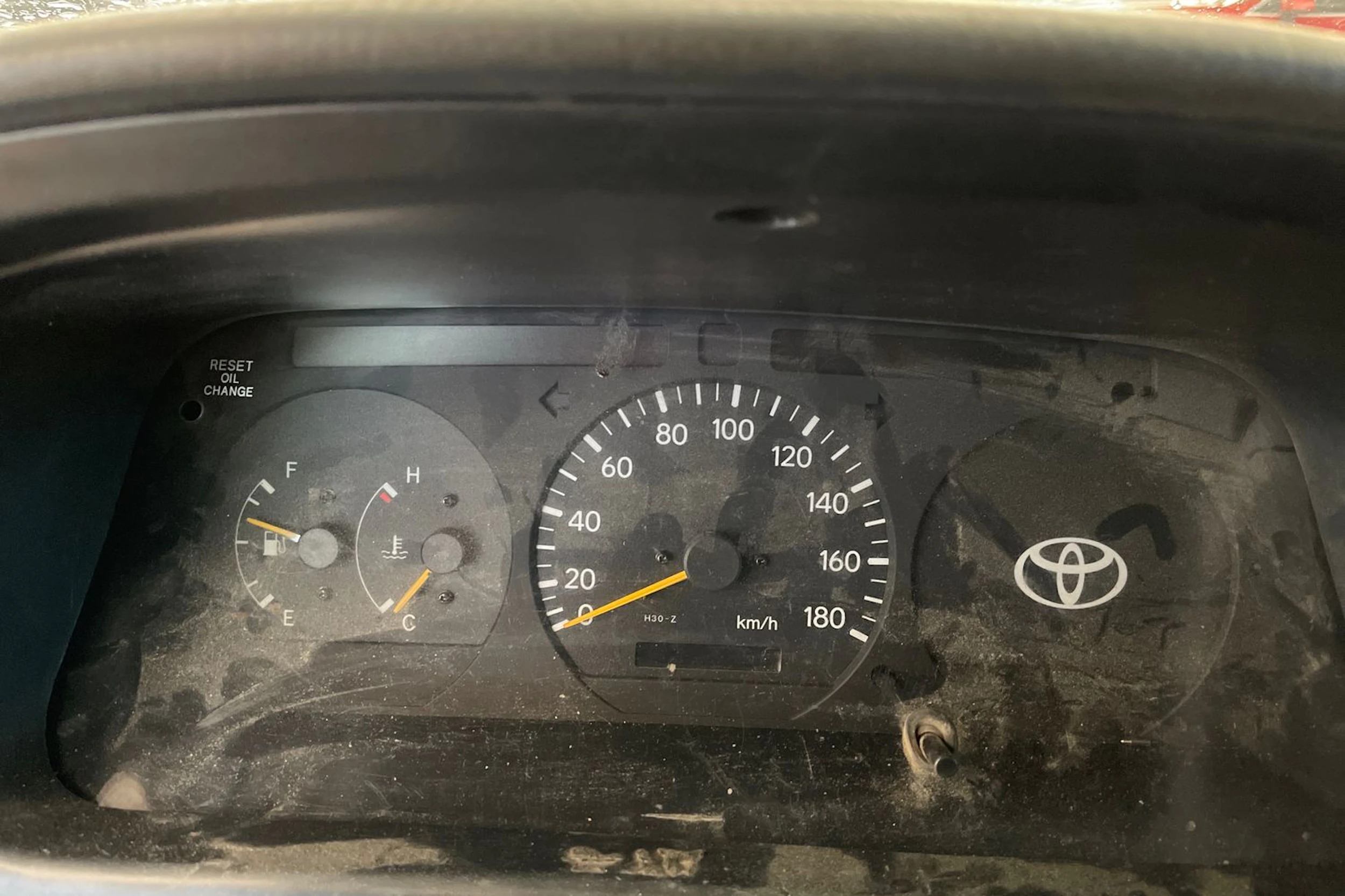 Valkoinen Toyota HIACE 2003 kuva 12.