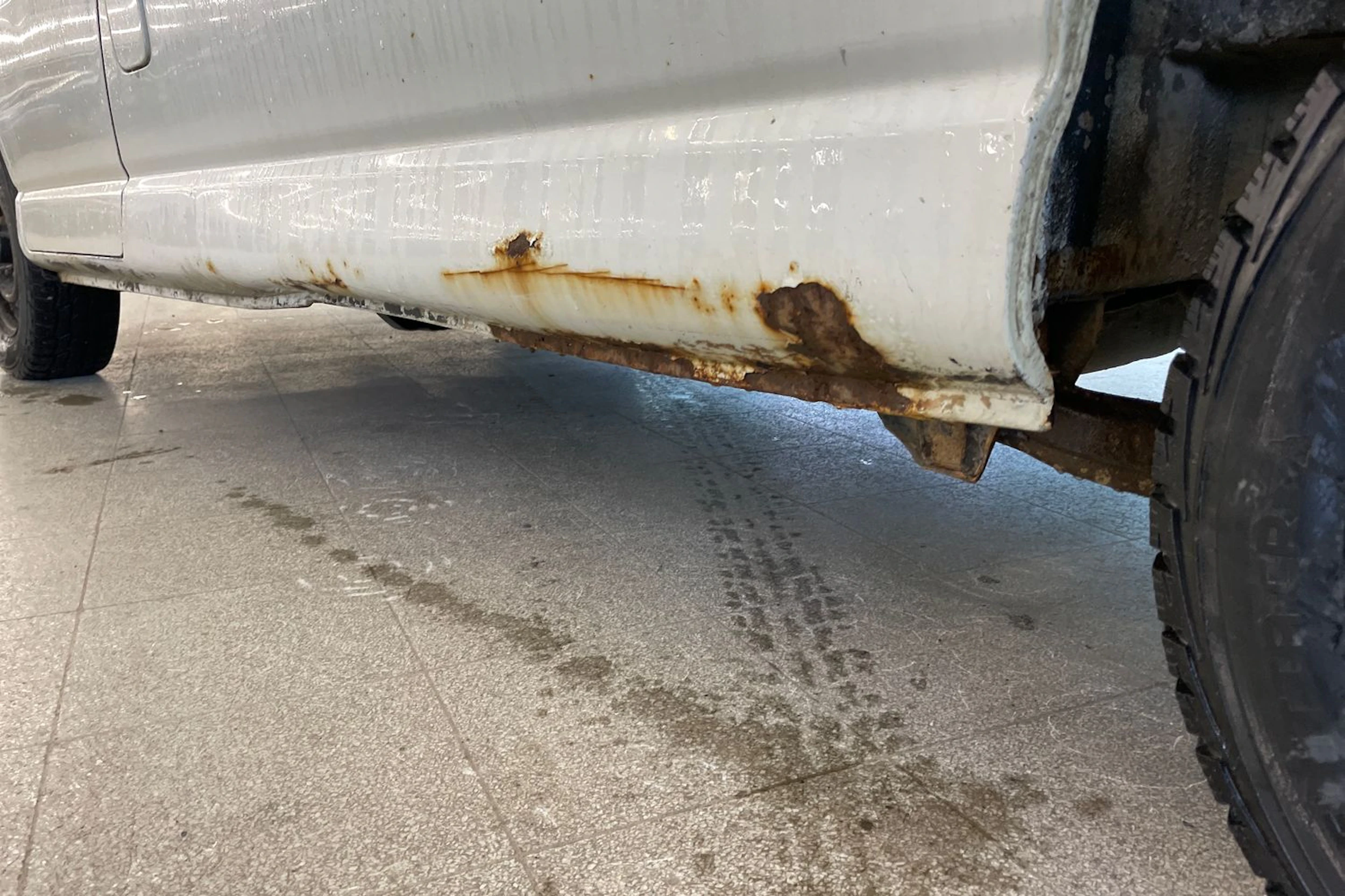 Valkoinen Toyota HIACE 2003 kuva 22.