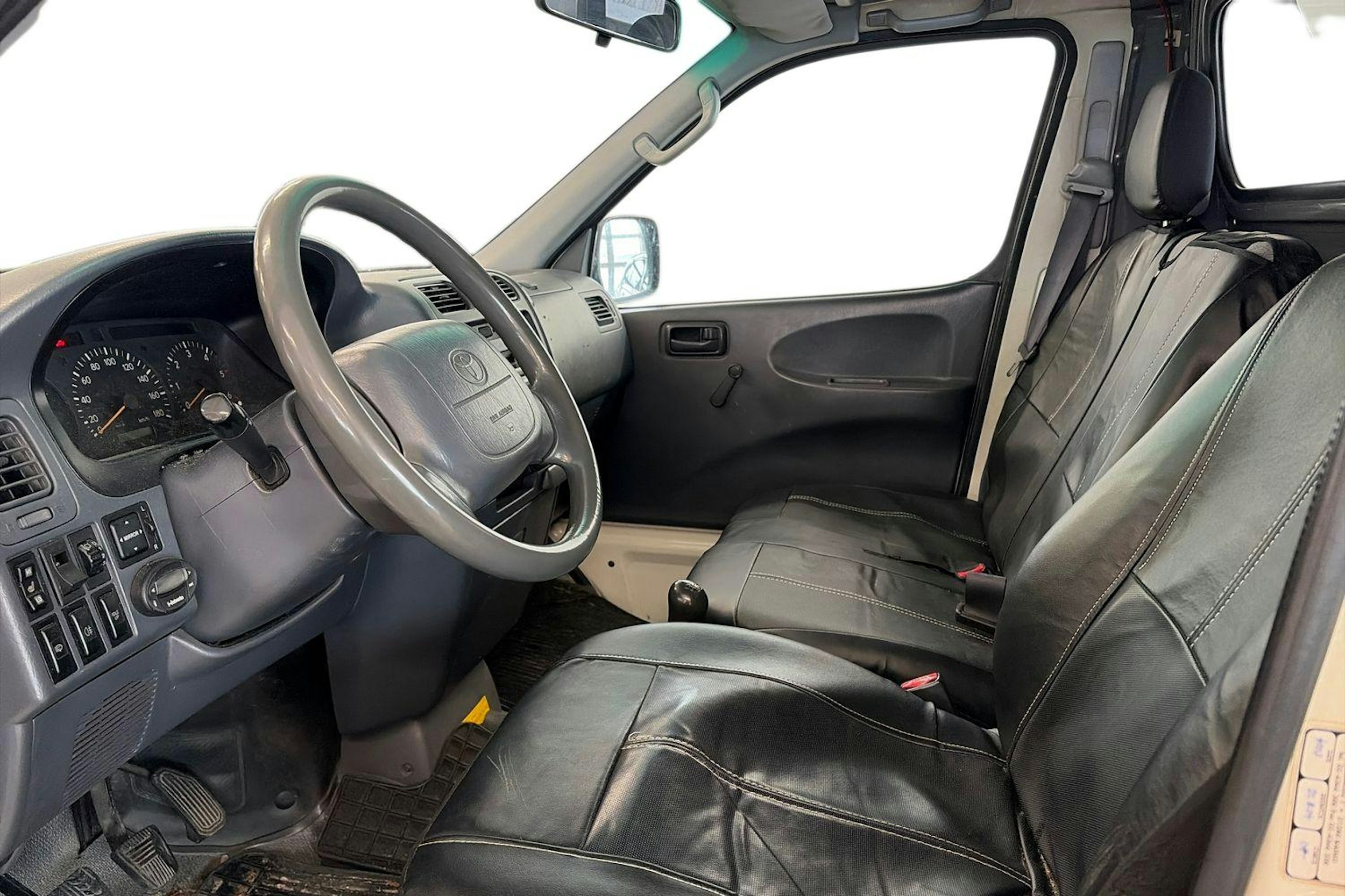 valkoinen Toyota Hiace 2004 kuva 3.