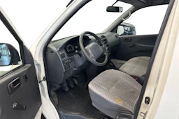 valkoinen Toyota Hiace 2004 kuva 6.