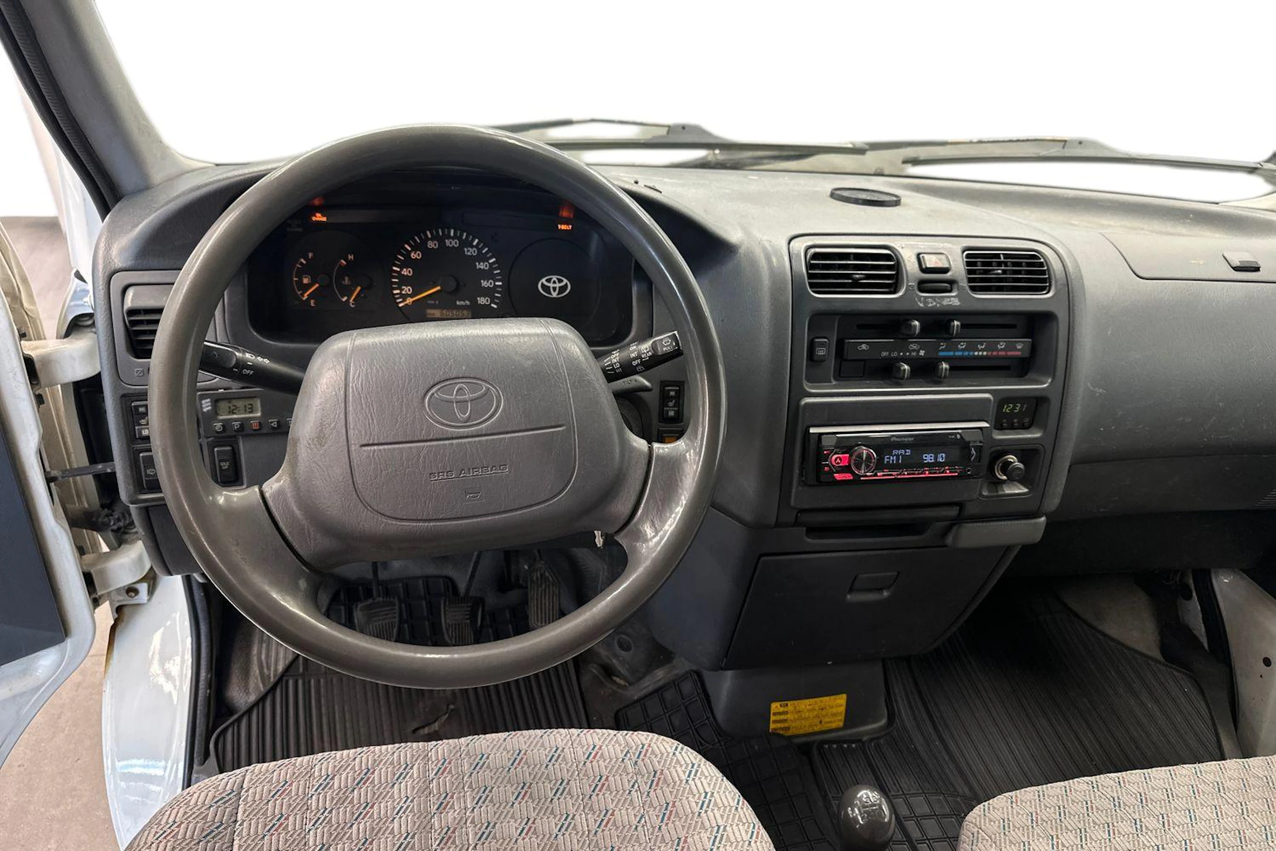 valkoinen Toyota Hiace 2004 kuva 7.