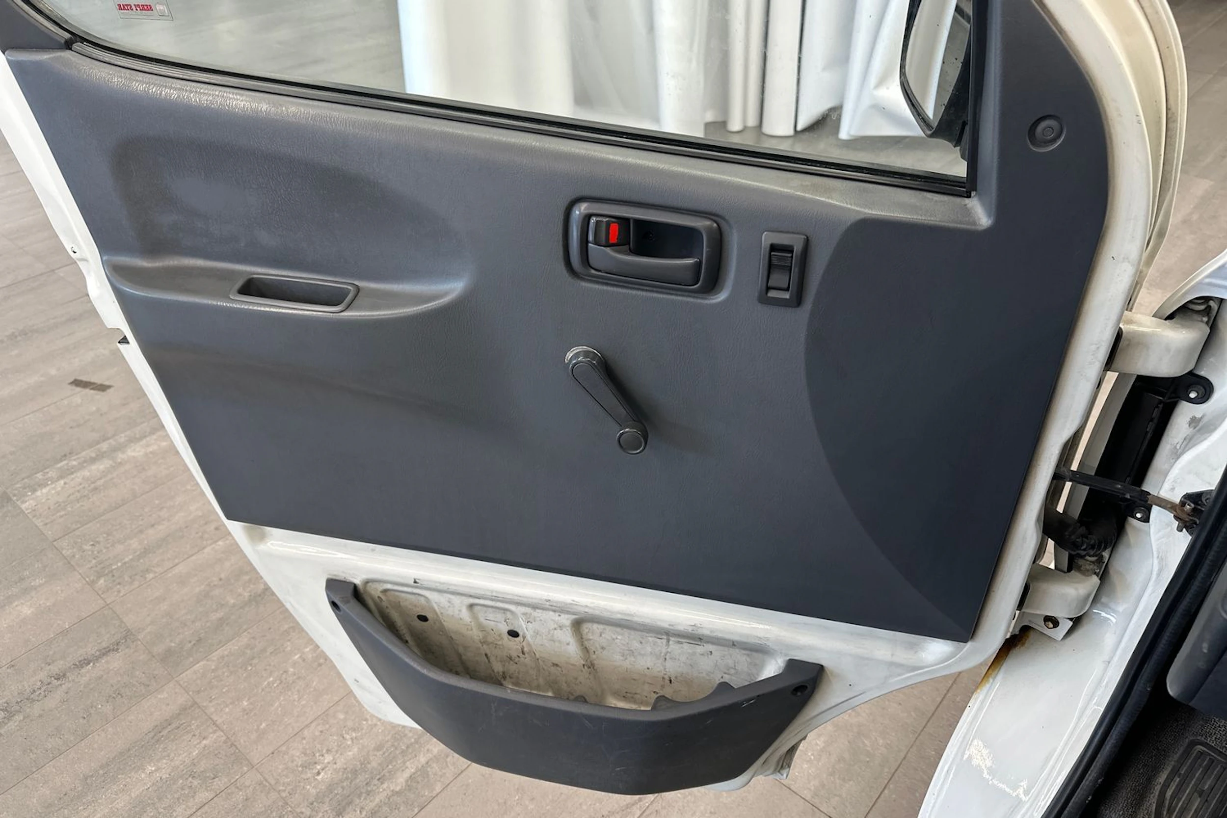 valkoinen Toyota Hiace 2004 kuva 10.