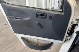 valkoinen Toyota Hiace 2004 kuva 10.