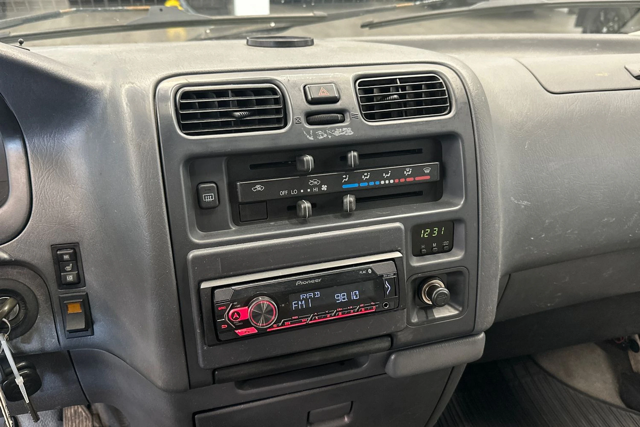 valkoinen Toyota Hiace 2004 kuva 12.