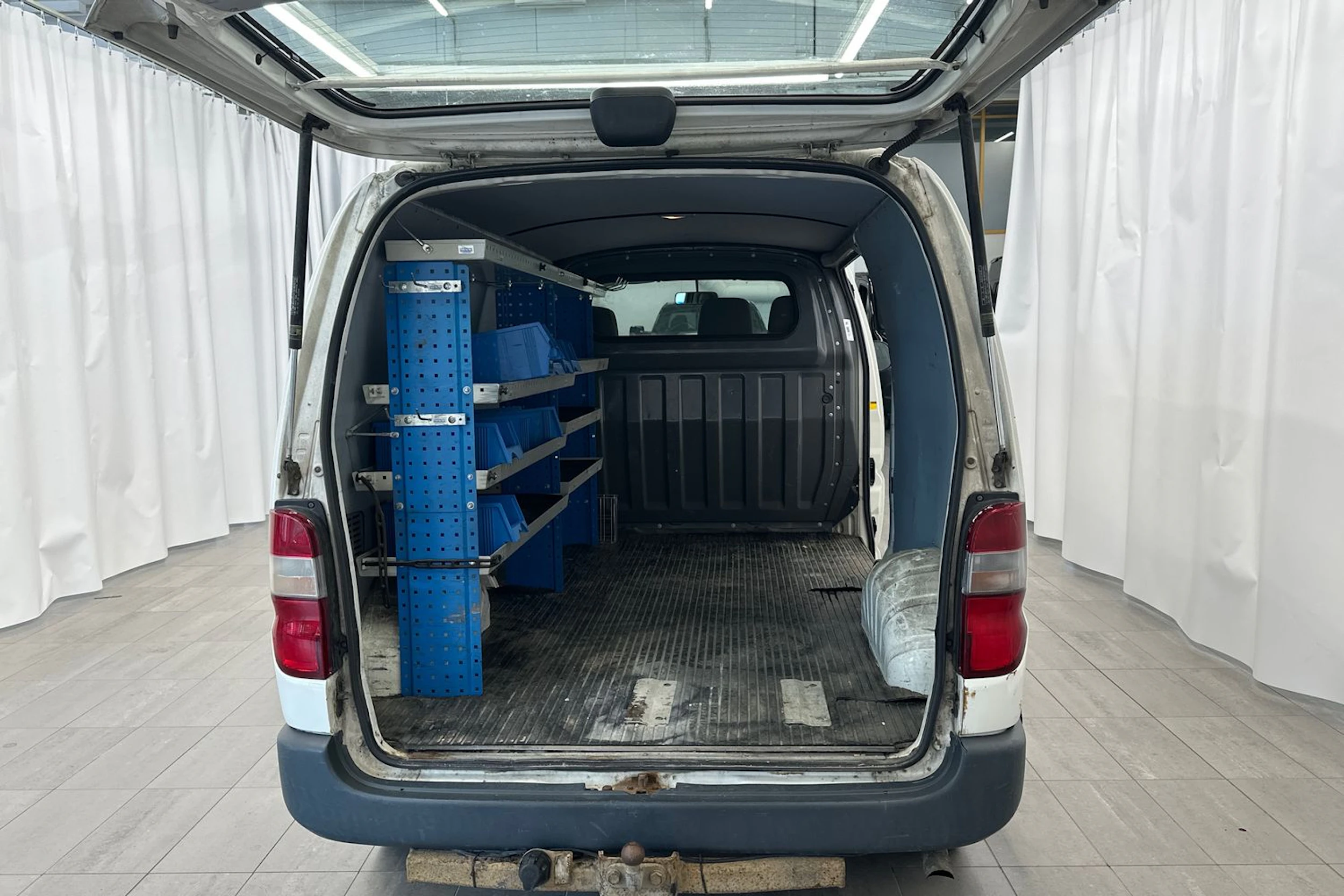 valkoinen Toyota Hiace 2004 kuva 13.