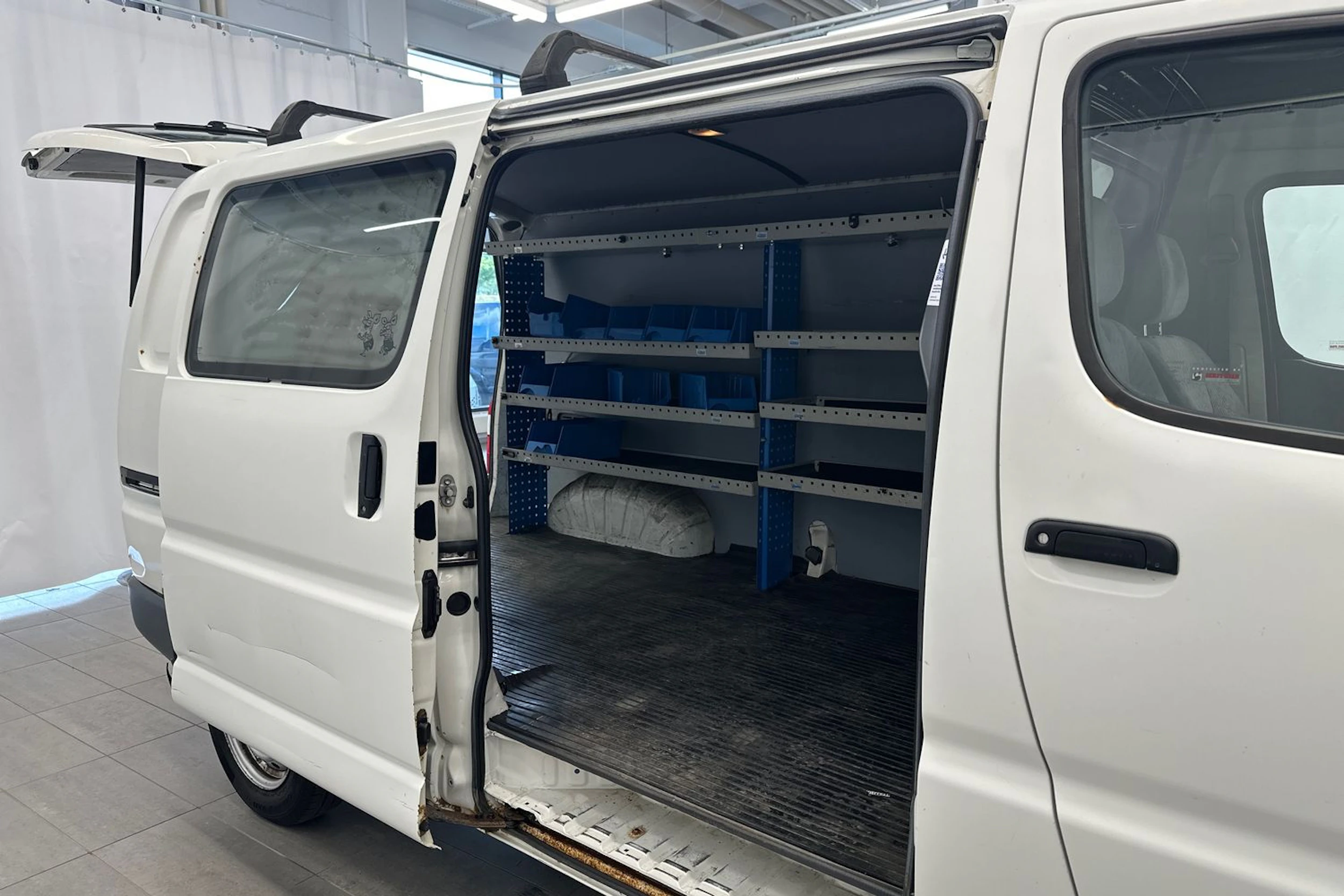 valkoinen Toyota Hiace 2004 kuva 14.