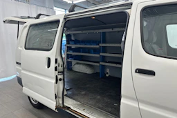valkoinen Toyota Hiace 2004 kuva 14.