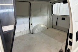 valkoinen Toyota Hiace 2004 kuva 17.