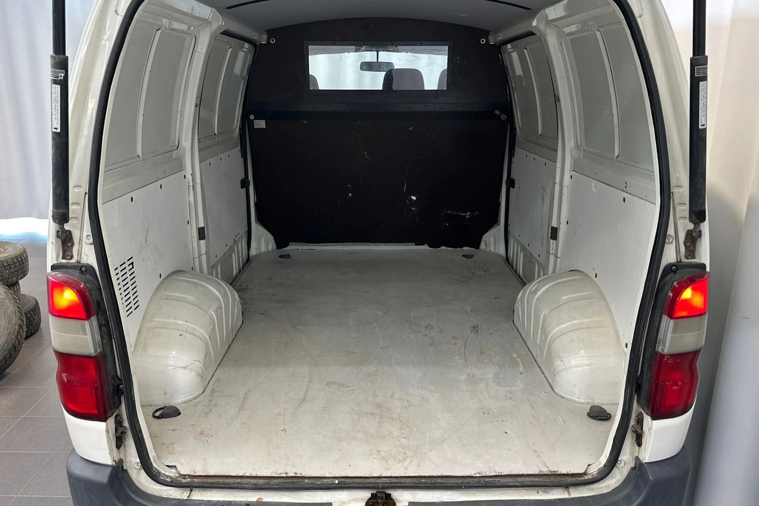 valkoinen Toyota Hiace 2004 kuva 18.