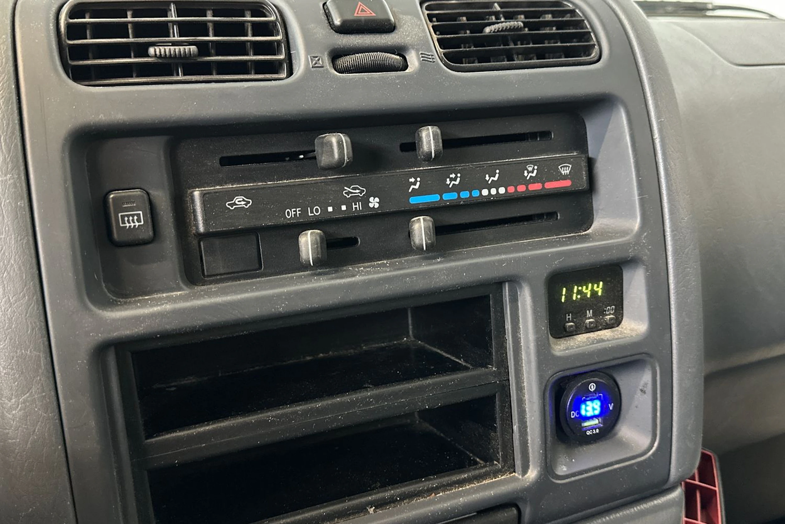 valkoinen Toyota Hiace 2004 kuva 23.