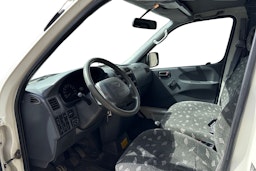 valkoinen Toyota Hiace 2005 kuva 3.