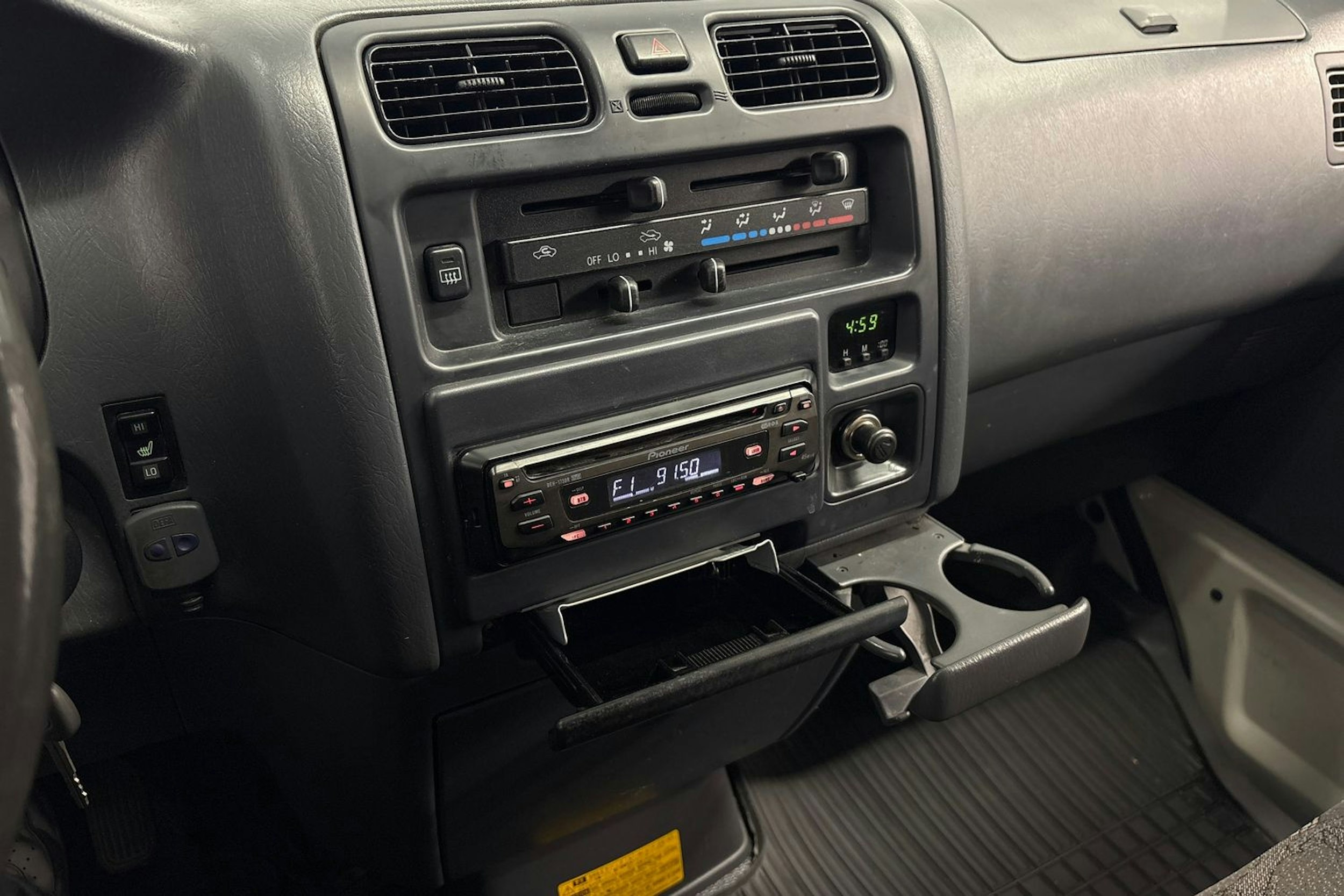 valkoinen Toyota Hiace 2005 kuva 10.