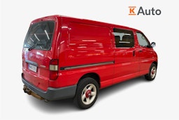 punainen Toyota Hiace 2005 kuva 2.