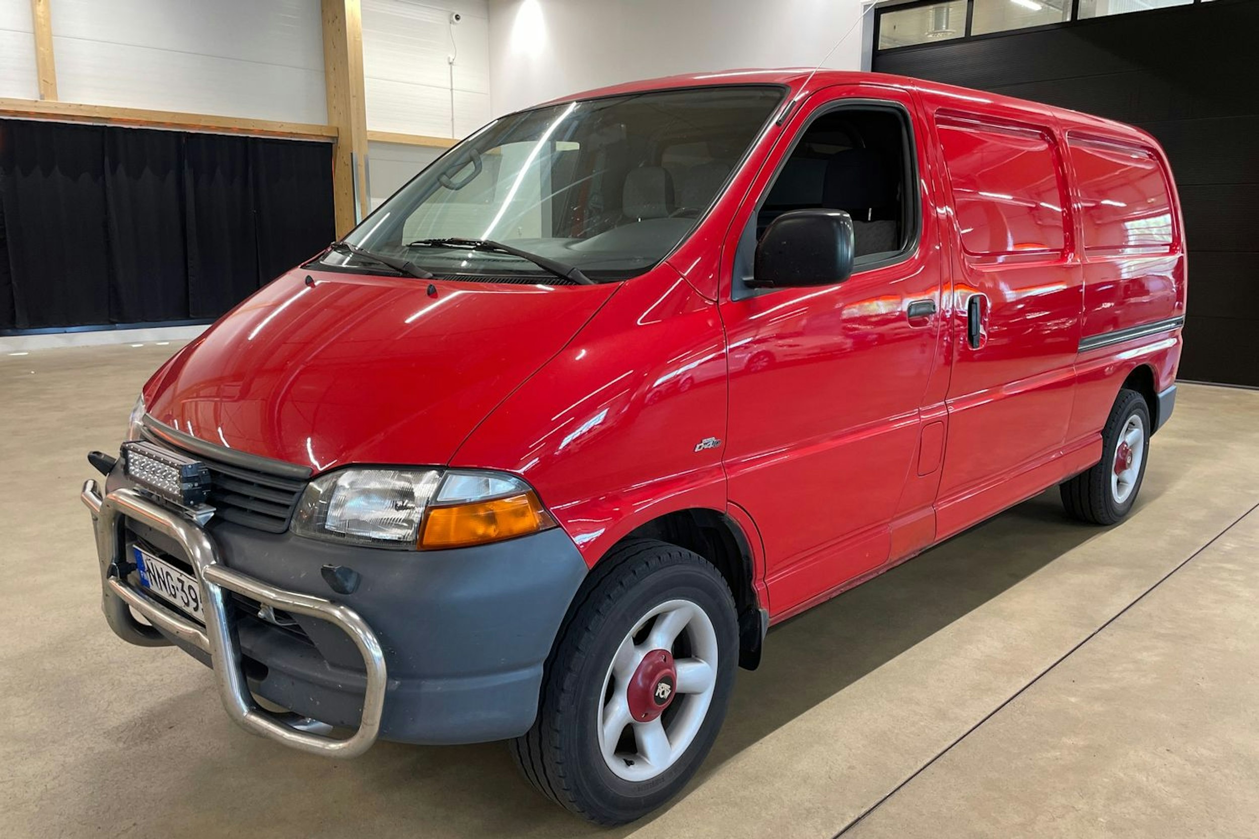punainen Toyota Hiace 2005 kuva 14.
