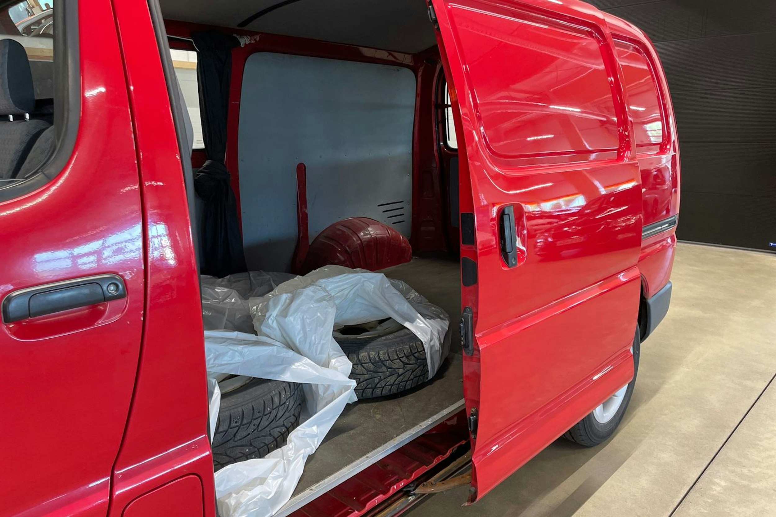 punainen Toyota Hiace 2005 kuva 15.