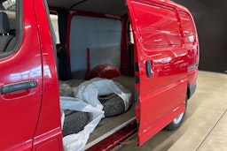 punainen Toyota Hiace 2005 kuva 15.