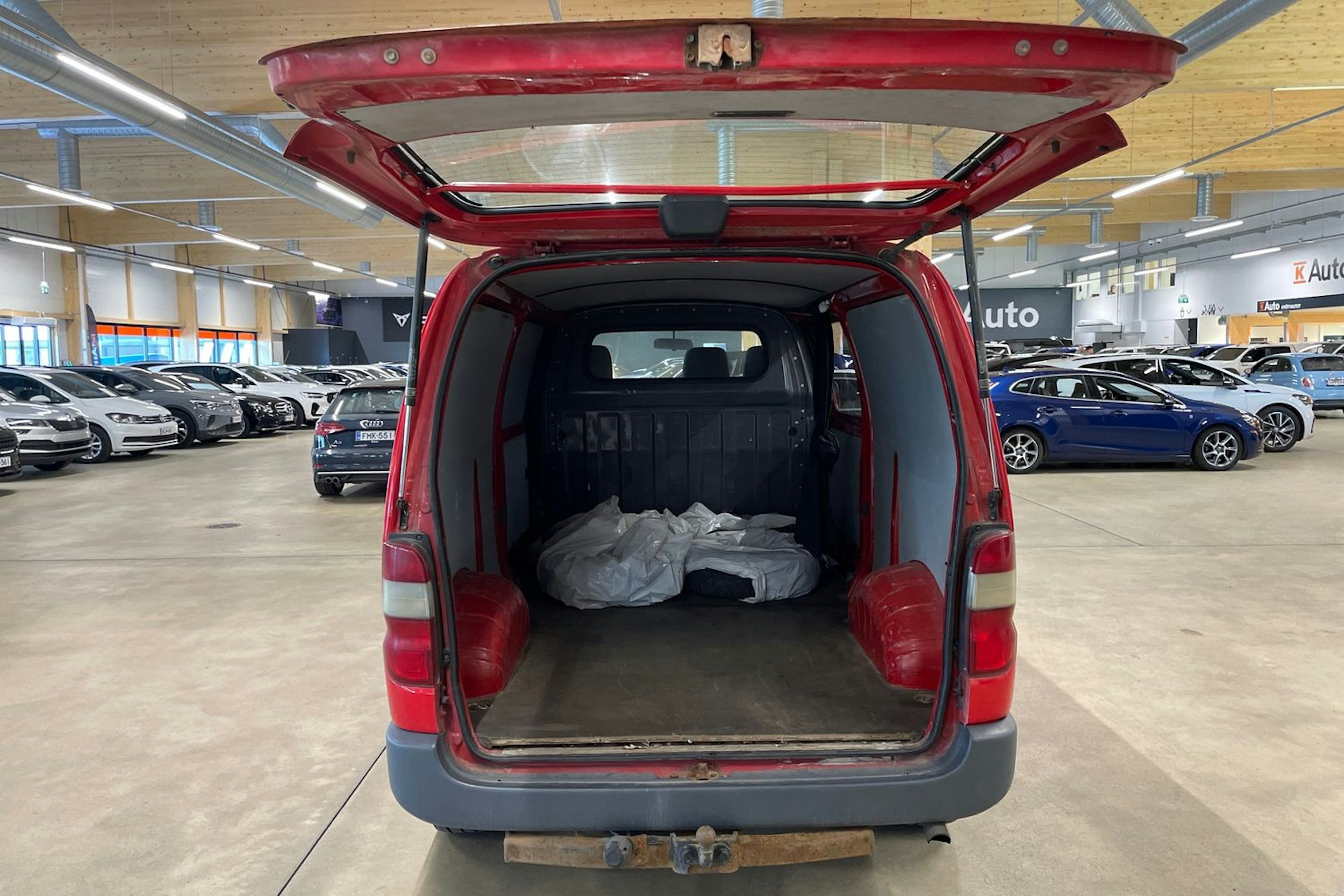 punainen Toyota Hiace 2005 kuva 16.