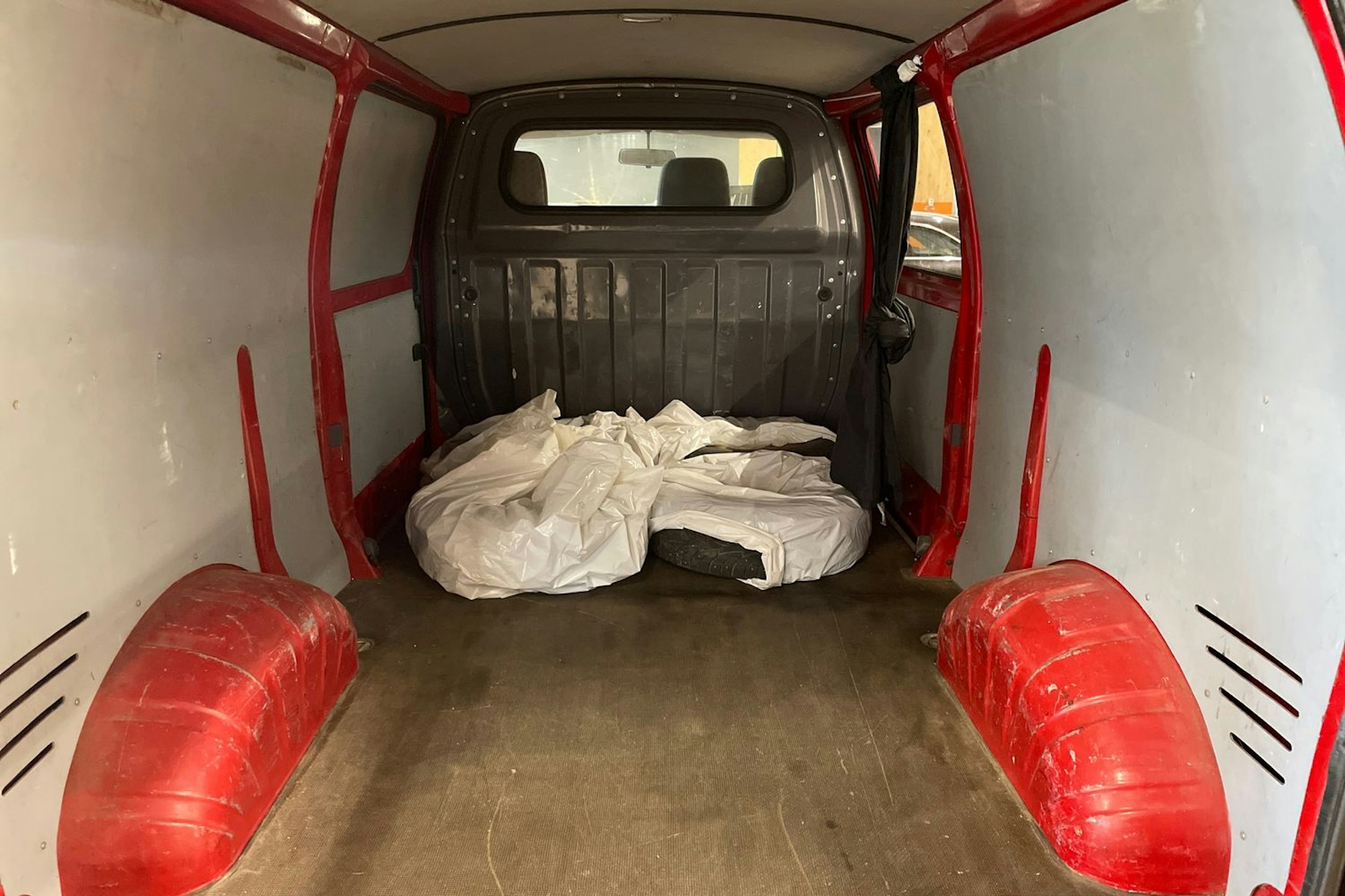 punainen Toyota Hiace 2005 kuva 17.