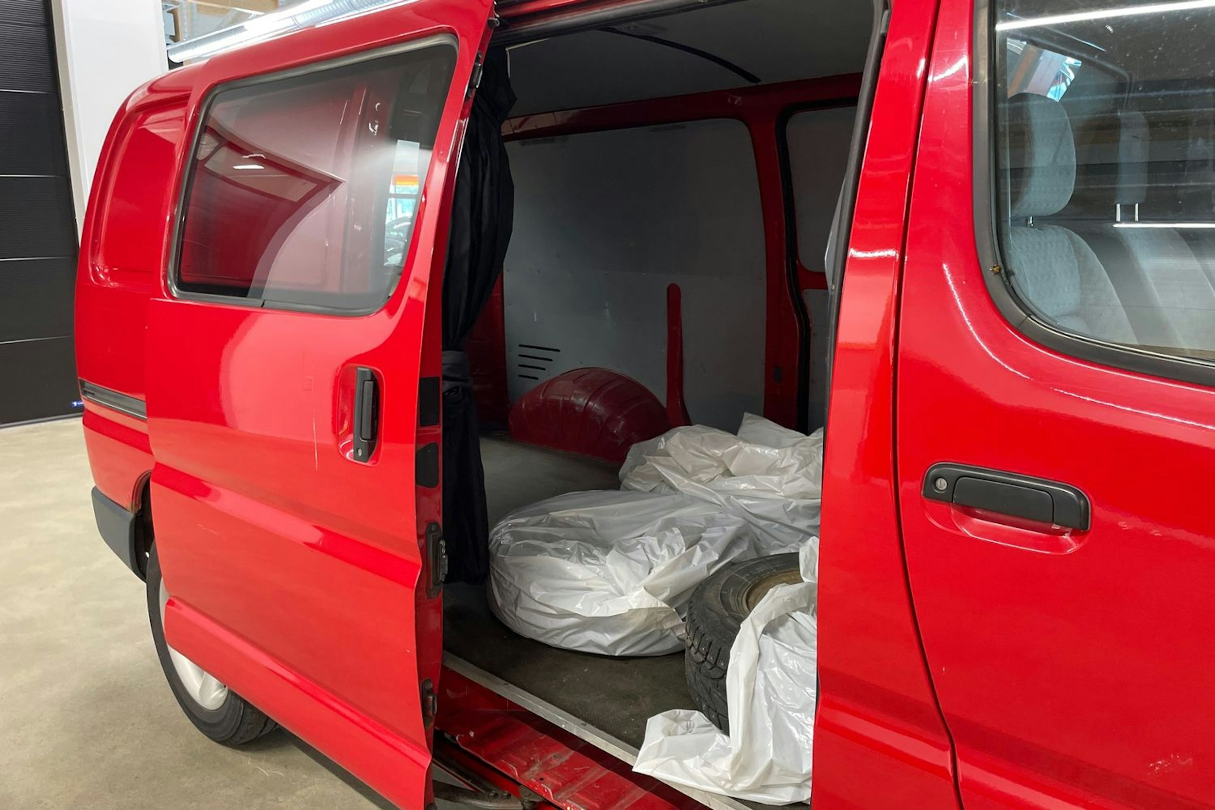 punainen Toyota Hiace 2005 kuva 18.
