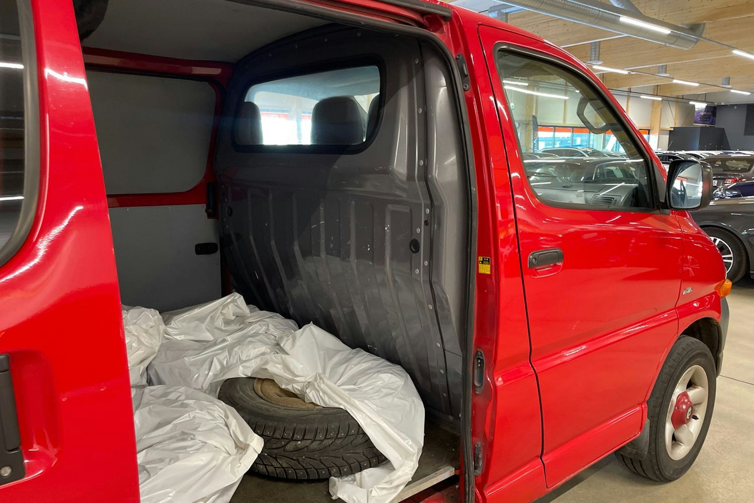 punainen Toyota Hiace 2005 kuva 19.
