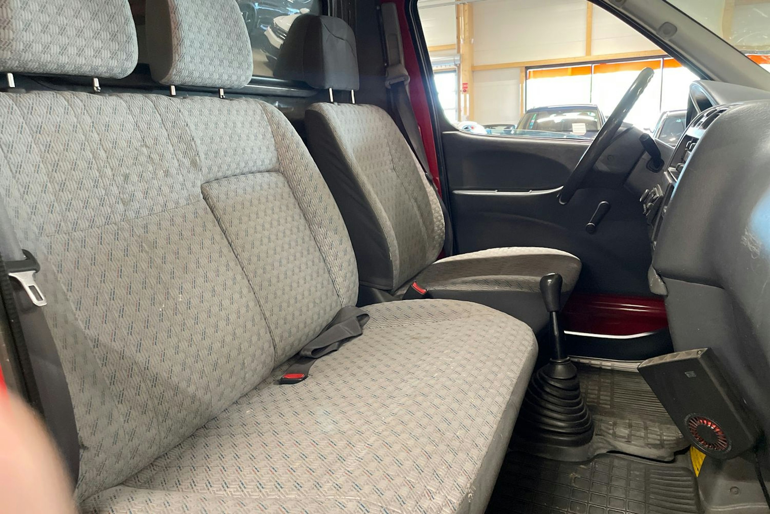 punainen Toyota Hiace 2005 kuva 21.