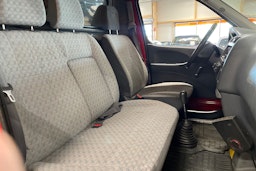punainen Toyota Hiace 2005 kuva 21.