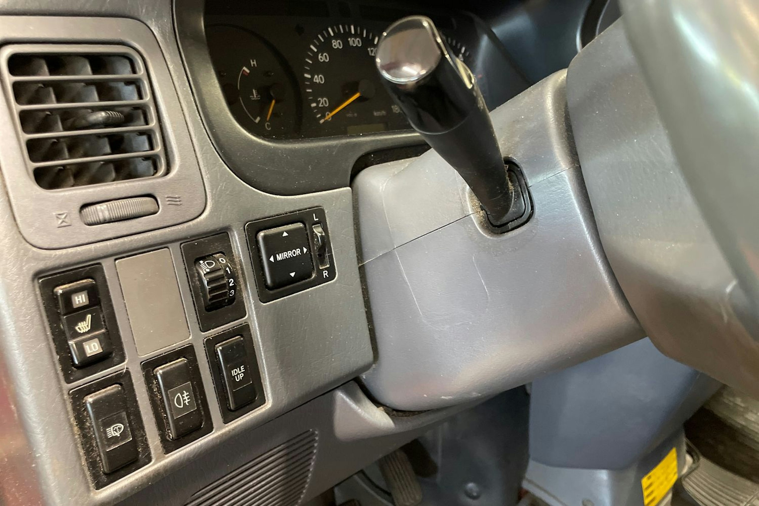 punainen Toyota Hiace 2005 kuva 22.
