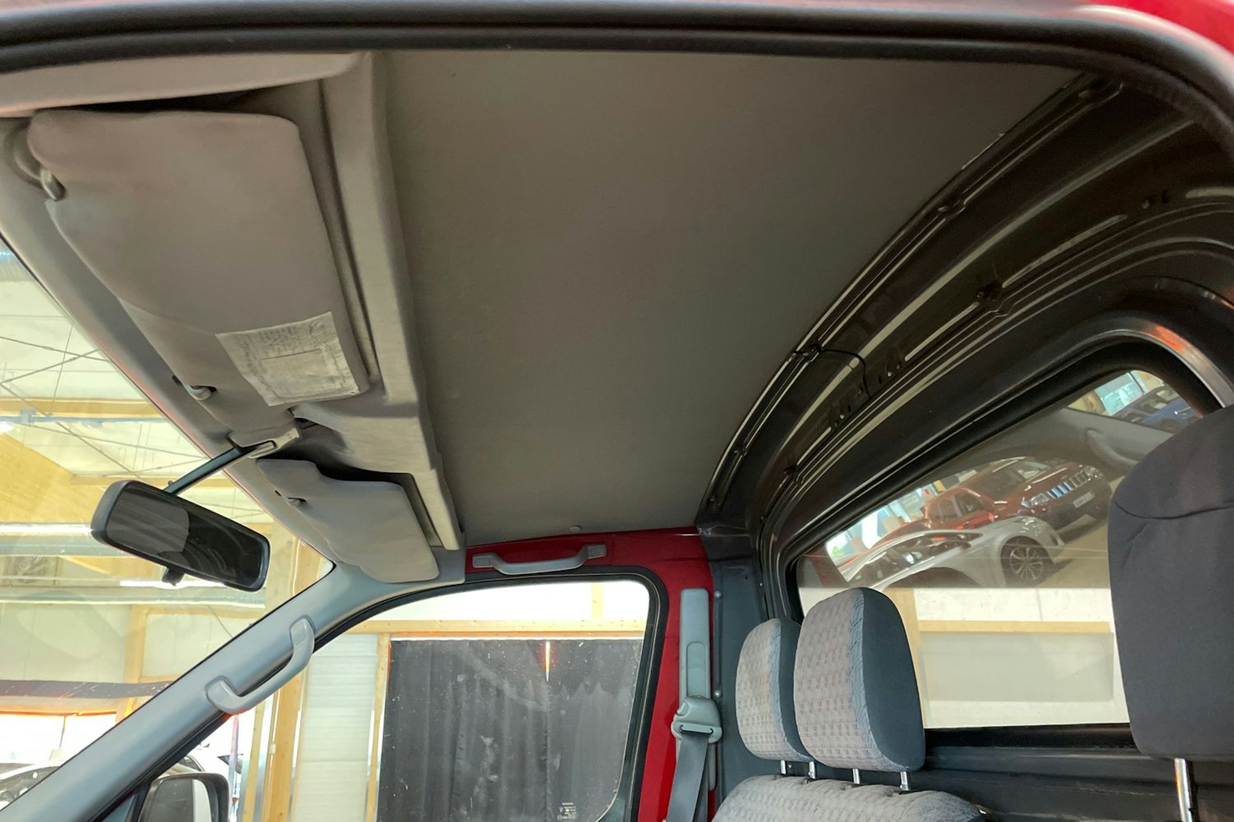 punainen Toyota Hiace 2005 kuva 26.