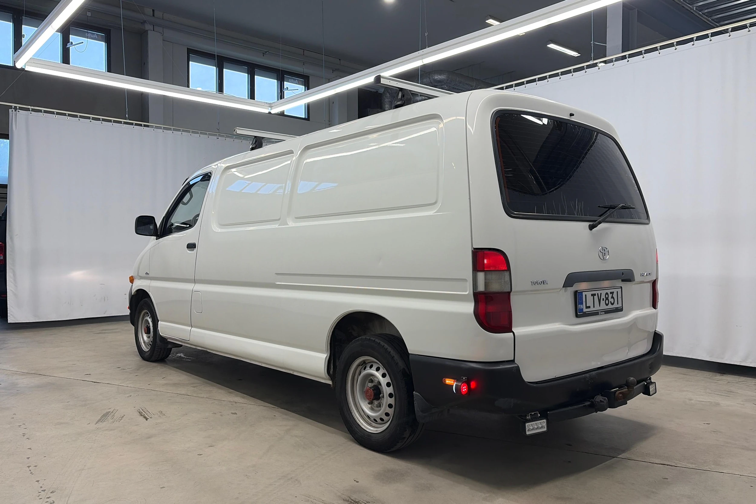 valkoinen Toyota Hiace 2006 kuva 6.