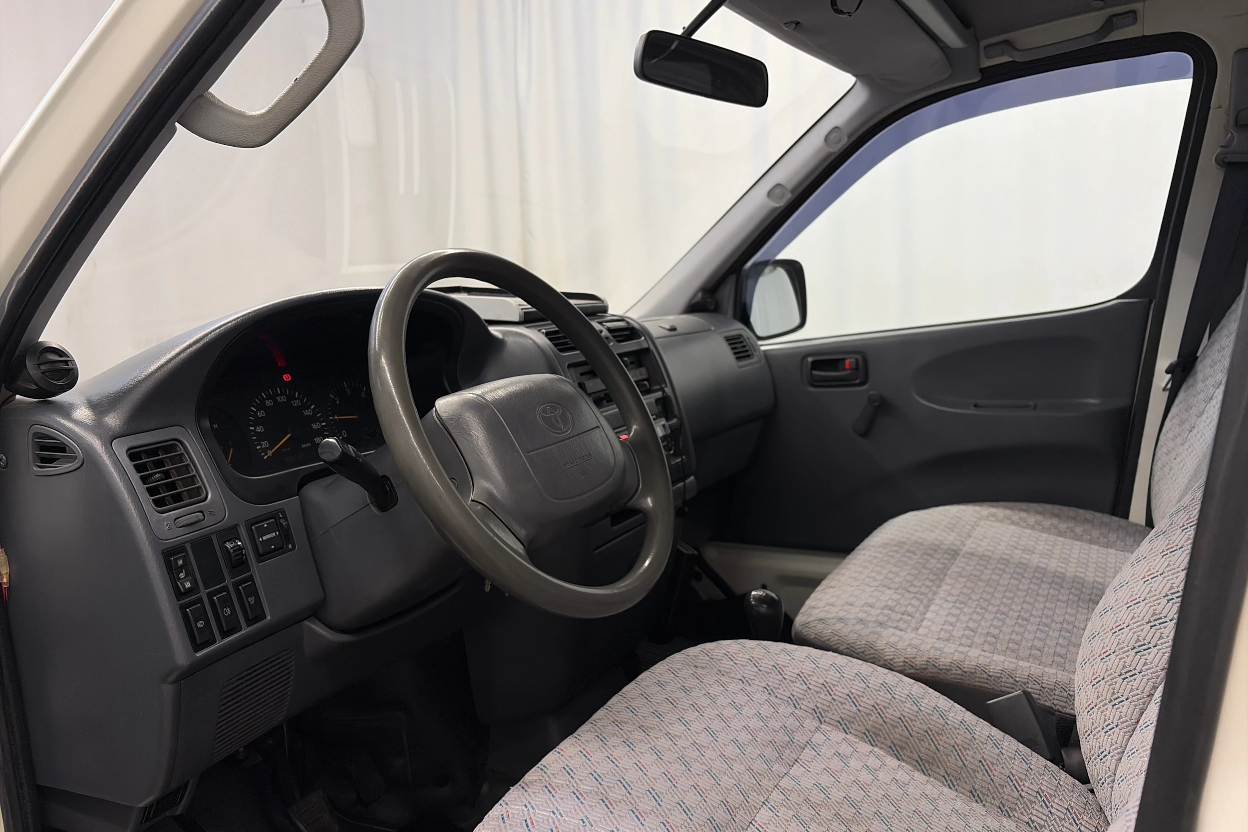 valkoinen Toyota Hiace 2006 kuva 13.