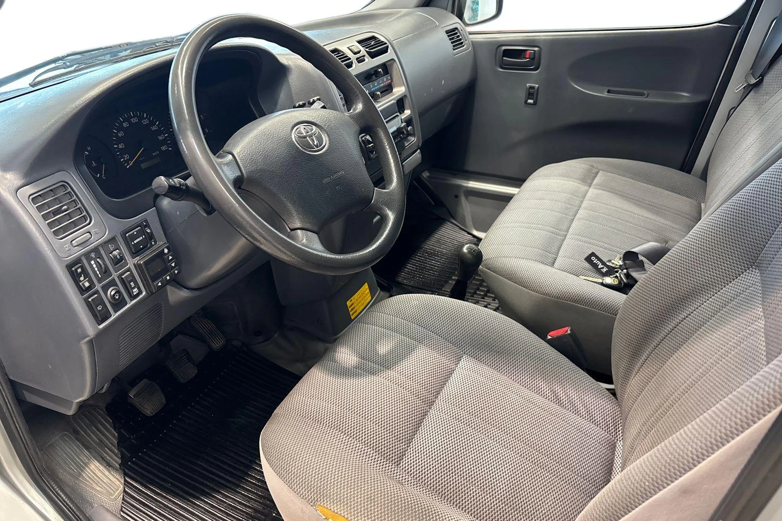 Hopea Toyota HIACE 2006 kuva 8.