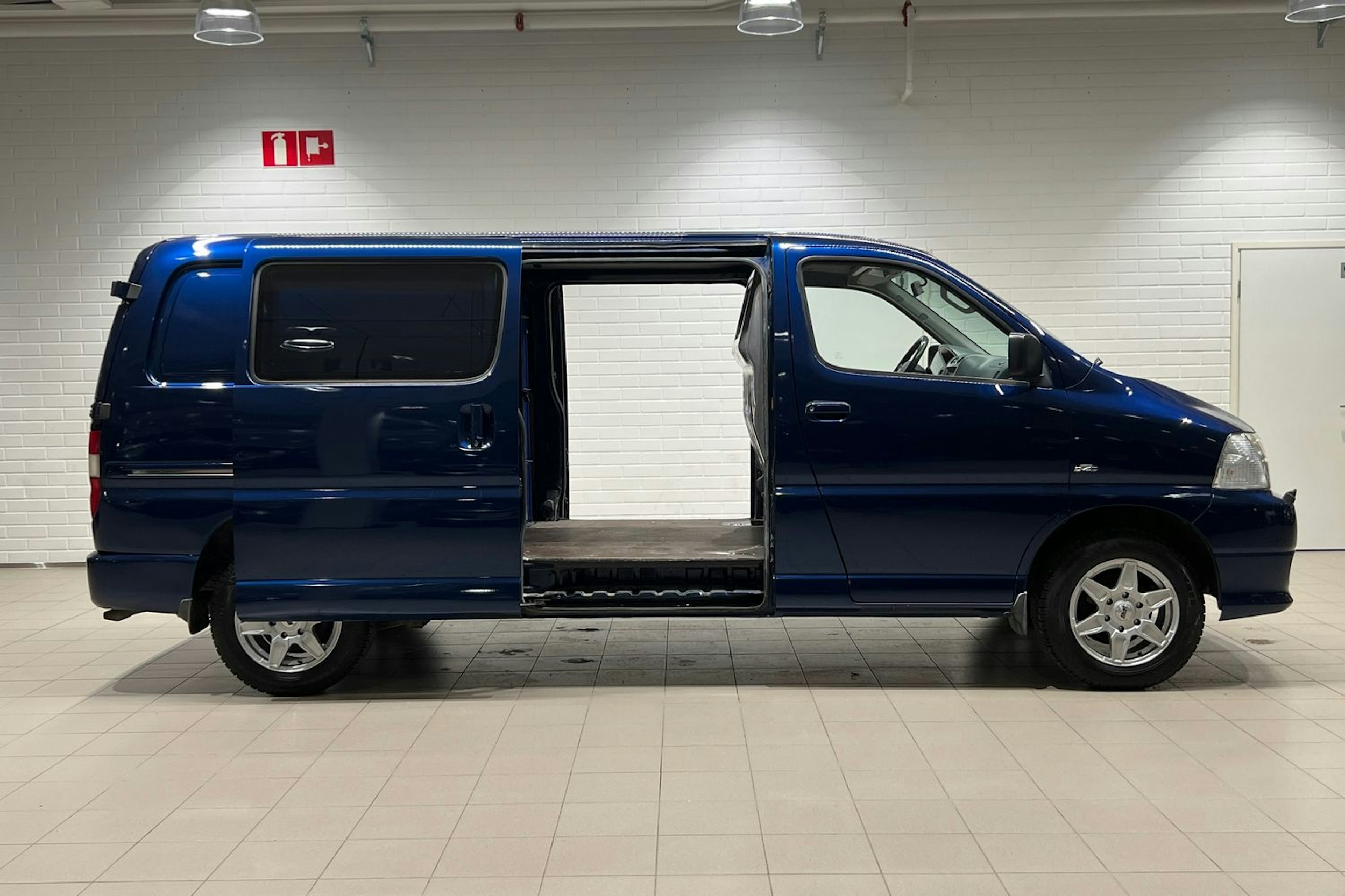 sininen Toyota Hiace 2007 kuva 16.