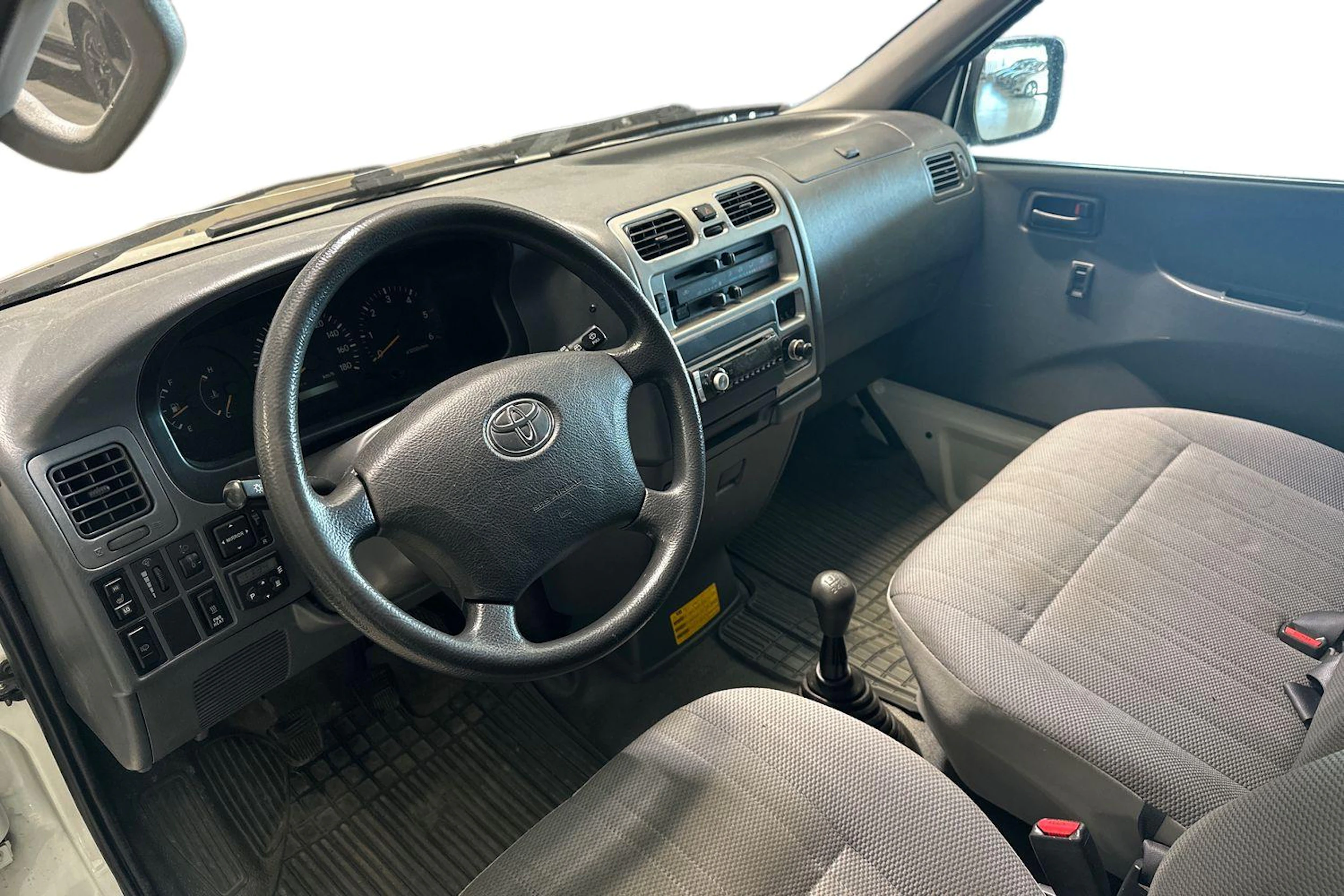 valkoinen Toyota Hiace 2007 kuva 3.