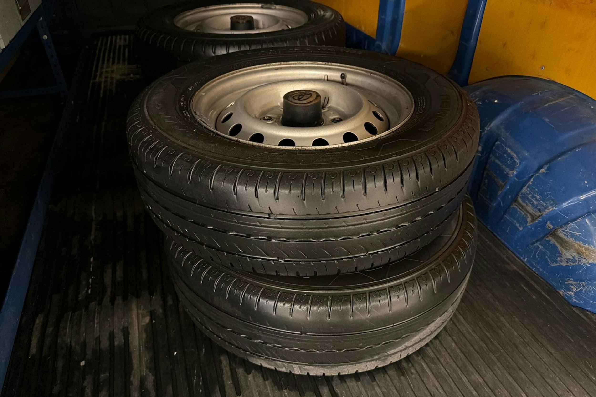 sininen Toyota Hiace 2007 kuva 10.