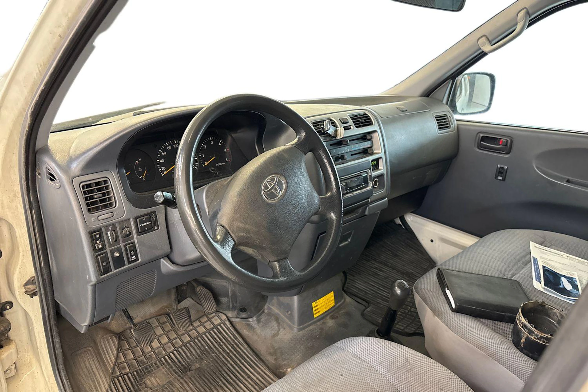 Valkoinen Toyota HIACE 2007 kuva 3.