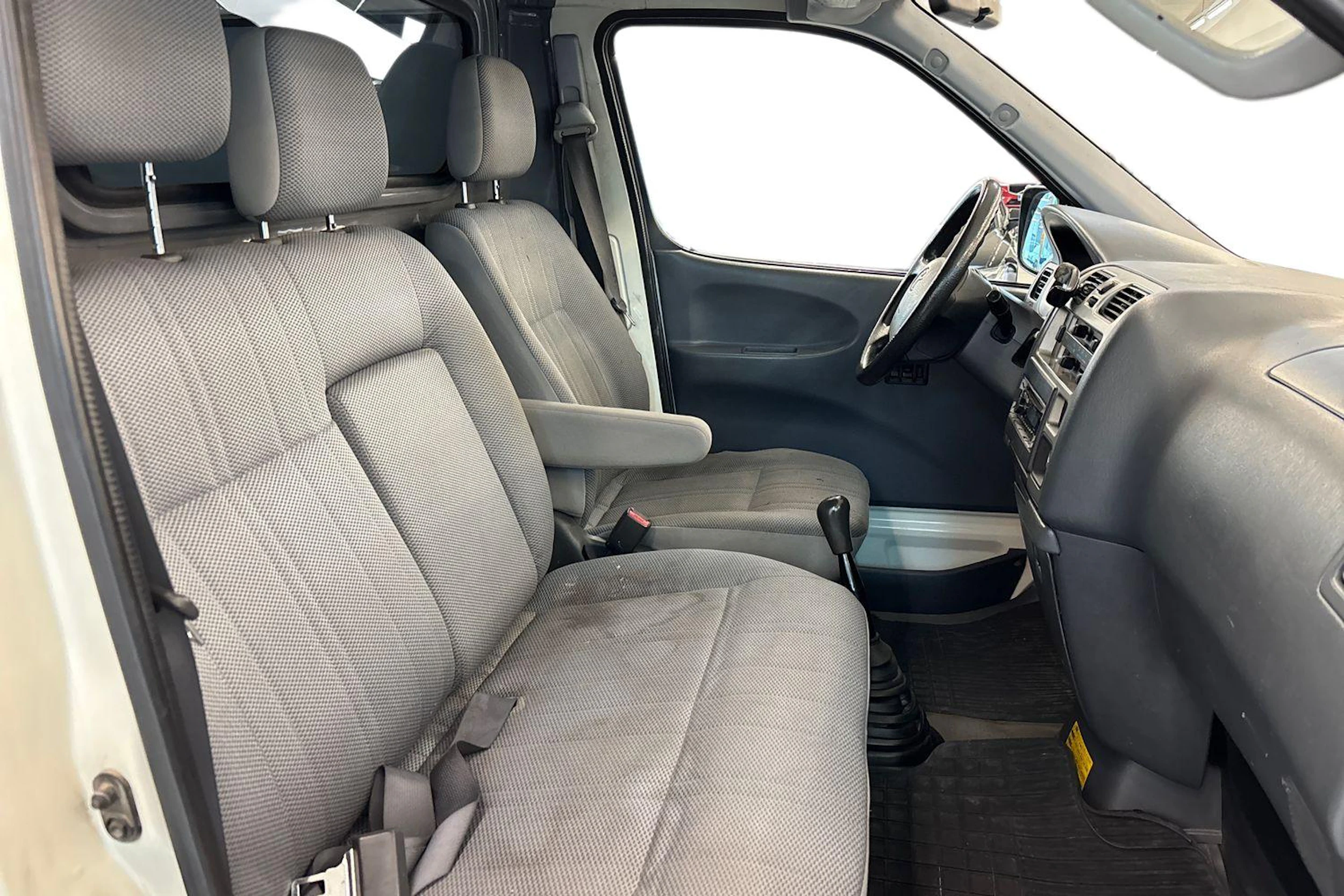 Valkoinen Toyota HIACE 2007 kuva 11.