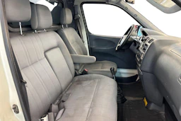 Valkoinen Toyota HIACE 2007 kuva 11.