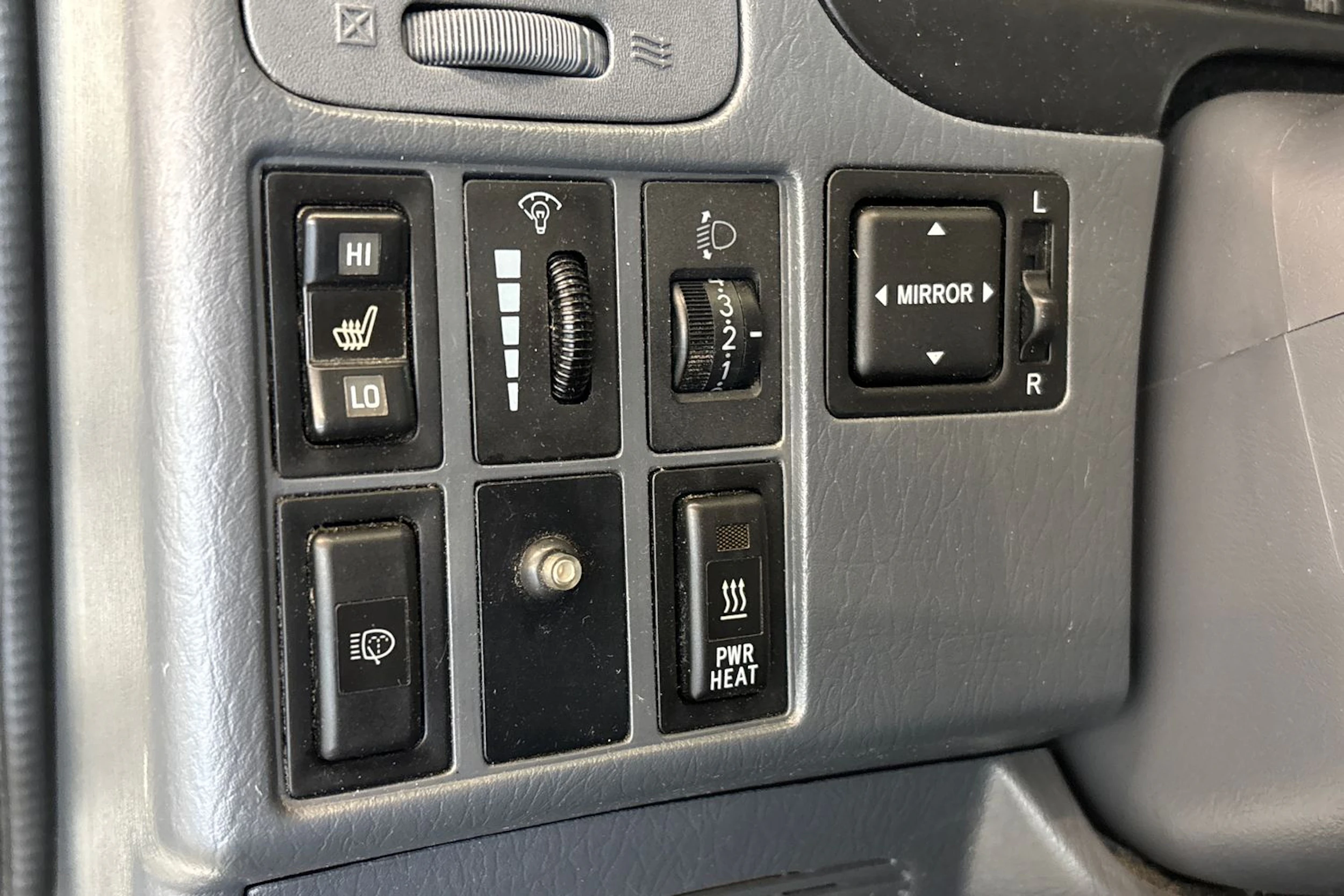 Valkoinen Toyota HIACE 2007 kuva 15.