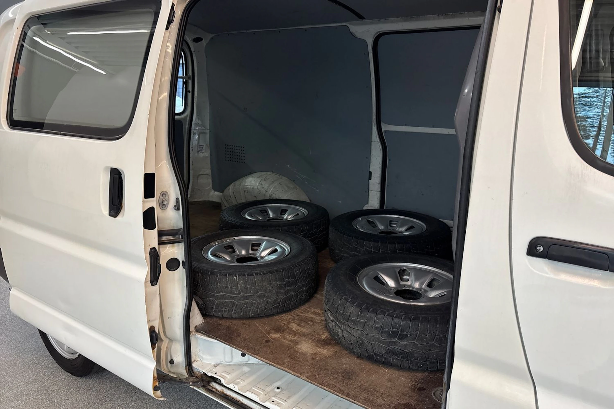 Valkoinen Toyota HIACE 2007 kuva 19.