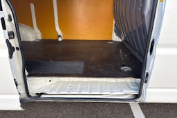 valkoinen Toyota Hiace 2007 kuva 24.