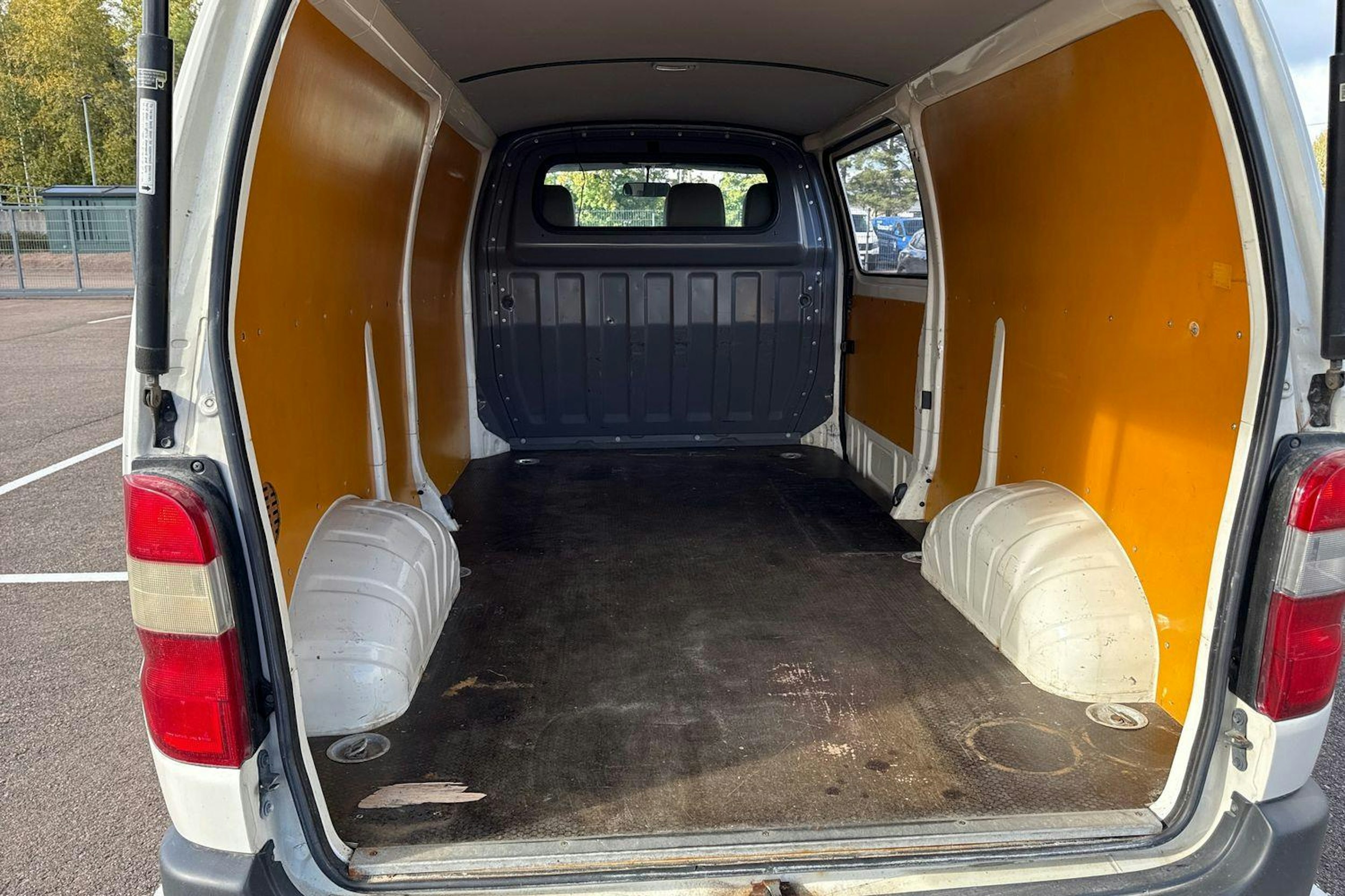 valkoinen Toyota Hiace 2007 kuva 26.